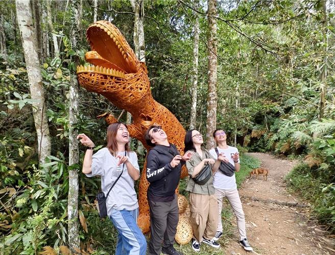 澀水森林水上步道有侏儸紀公園美稱，第1代竹暴龍去年陣亡，社區打造第2代竹編恐龍及恐龍蛋。（陳秋坤提供／楊靜茹南投傳真）