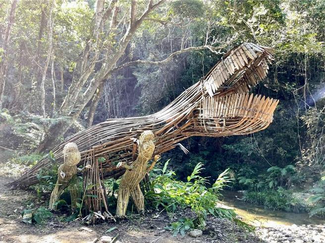 澀水社區與林業保育署南投分署展現澀水森林水上步道「侏羅紀」形象，2021年打造3公尺高竹暴龍及小暴龍。（陳秋坤提供／楊靜茹南投傳真）