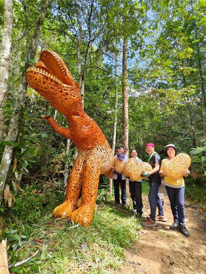 澀水森林水上步道第2代竹編恐龍及恐龍蛋，透過上漆保護恐龍外表，延緩竹子腐朽。（陳秋坤提供／楊靜茹南投傳真）