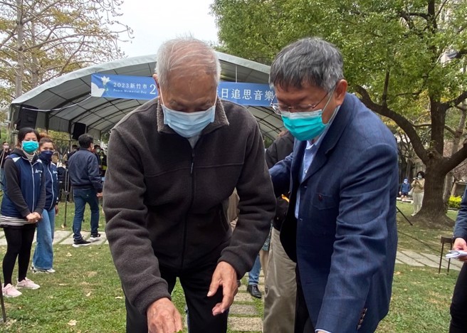 柯文哲(图右)父亲柯承发近日传出病况不乐观转进加护病房。（资料照）