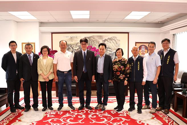 陸委會主委邱垂正(左五)昨日率團隊前往金門縣議會拜會議長洪允典(右五)，議員唐麗輝(右四)、李養生(右三)、董森堡(右二)及王國代(左四)等人也一同與會歡迎陸委會團隊的到訪。(圖／民眾提供)