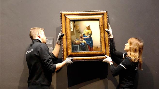 美國人曾出高價收購國寶級畫作《倒牛奶的女僕》，在荷蘭引發軒然大波。（海鵬提供）