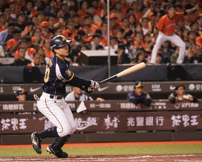中信兄弟江坤宇3局上敲出二壘安打。（羅永銘攝）