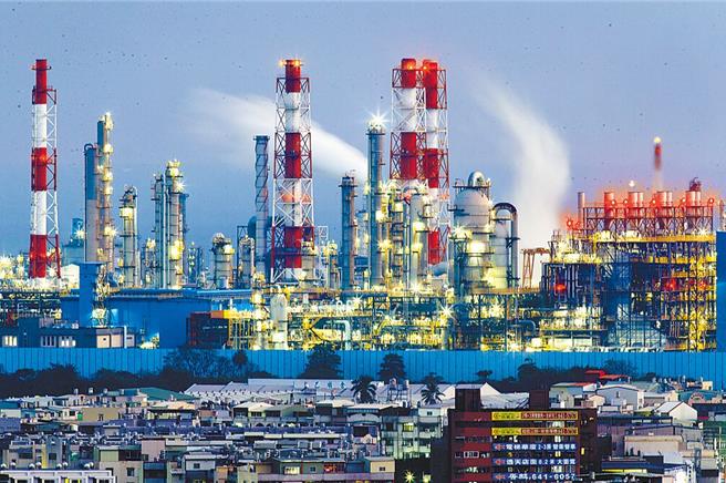 環境部今天預告相關管理辦法，但仍維持學者、專家及民間團體代表不少於委員總人數3分之2的規定，預告期7天。環境部指出，希望今年底聘任完成所有委員，明年初討論碳費用途。（本報資料照片）