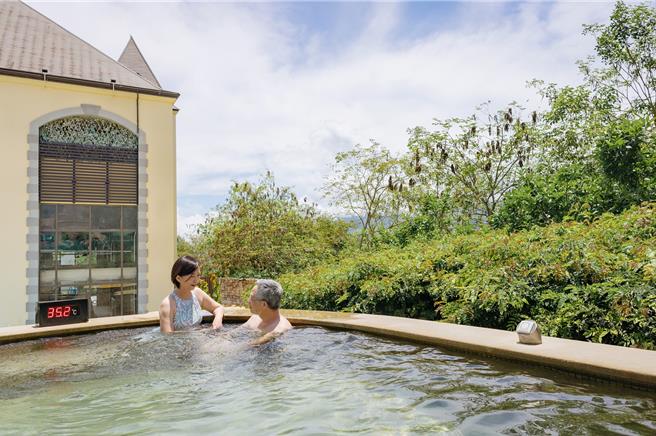 瑞穗天合國際觀光酒店的金色水樂園佔地2300坪，提供露天風呂、冷熱水池。（天成飯店集團提供）