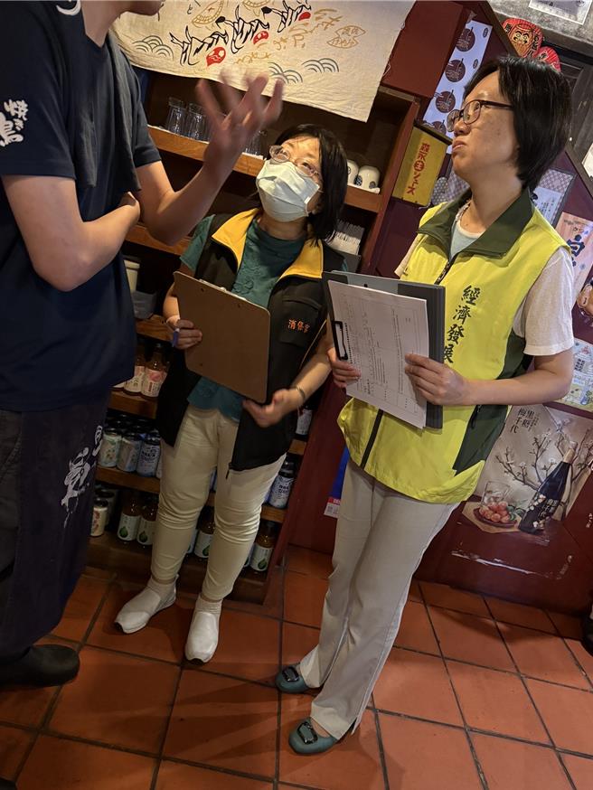台南市政府今天经发局会同卫生局、消保官实地查访业者。（台南市经发局提供／曹婷婷台南传真）