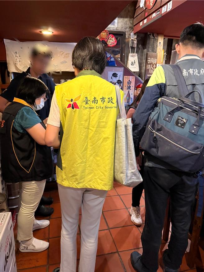 为厘清民眾质疑烧烤价格太贵争议，经发局今天会同卫生局、消保官实地查访。（经发局提供／曹婷婷台南传真）