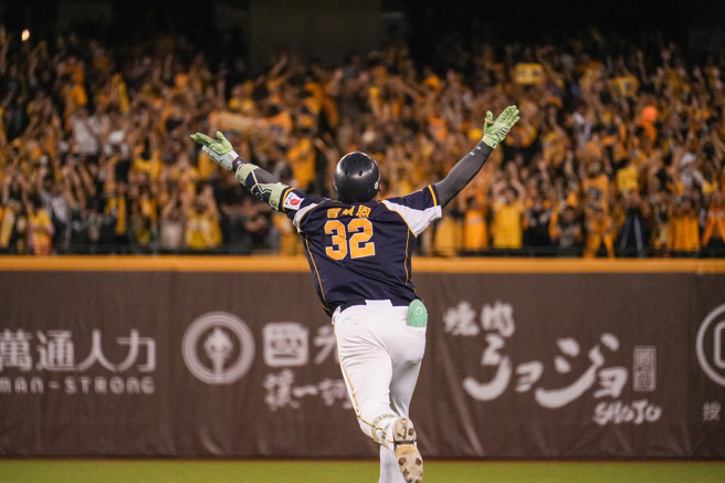 中信兄弟曾頌恩在台灣大賽G3敲出3分炮。（羅永銘攝）