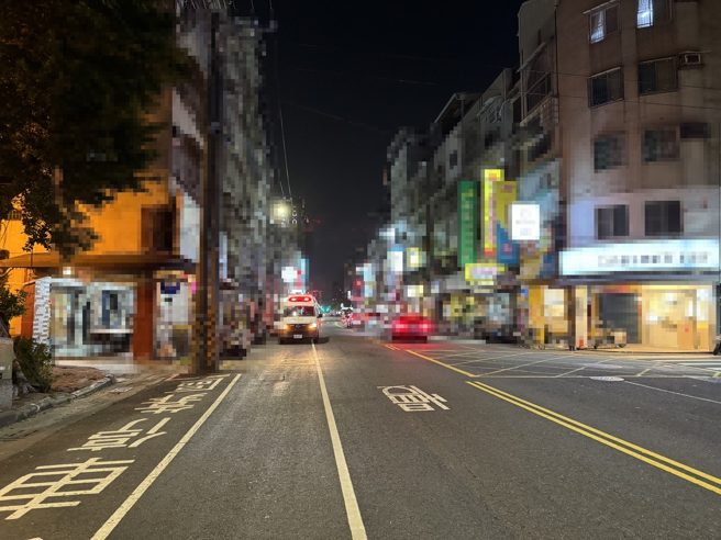 高雄市鼓山分局今22日晚間8時許接獲報案，指稱裕誠路某公寓套房內飄出陣陣異味。（圖警方提供／簡銘柱翻攝）