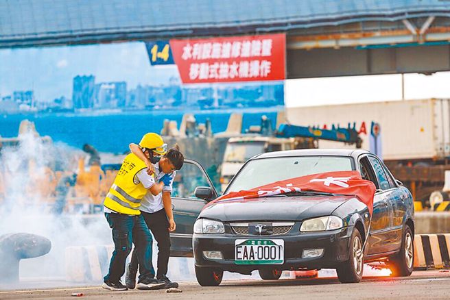 全民国防是提升整体防卫能力，抑或满足少数政客求战意识形态？引发舆论质疑。（民防训练示意图／本报系资料照）