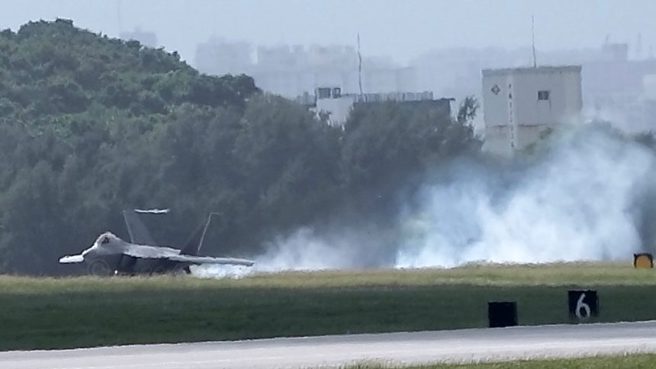 F-22在起飛滑跑時發生爆胎，緊急減速停止起飛。(圖/X)