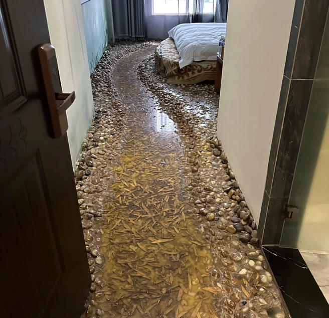 网友与女友旅行时入住「日系风格」酒店房间的惊吓经歷，掀起一阵热议。（翻摄小红书）