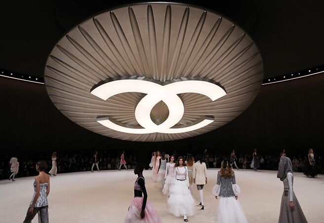 大陸消費降級衝擊奢侈品市場，香奈兒大陸大裁員，個別部門裁50％兼暫停招聘。圖／新華社