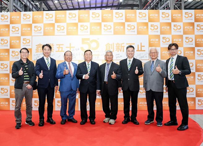 富强鑫集团董事长王伯壎（右四）主持富强鑫大陆寧波杭州湾新厂开幕仪式，宣示富强鑫要跃升为全球前十大塑胶射出机厂。王伯壎长子寧波富强鑫董事长王俊杰（右三）、次子富强鑫集团执行长兼台湾总经理王俊贤（左二）都出席新厂启用典礼。图／富强鑫提供