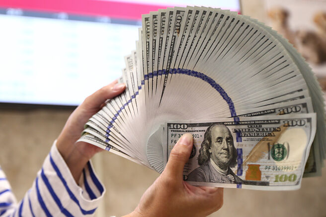 近一周美股基金净流入加速扩大至239.16亿美元，居各类股票基金之冠。图／顏谦隆