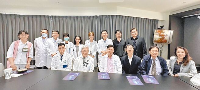 尚寧生物科技的细胞制备技术来源－日本肿瘤医学研究所的日本免疫学权威的多田和弘博士（前排右三），到童医院与各科医师进行交流。图／王妙琴