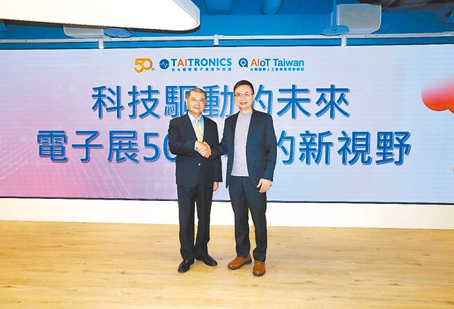 外贸协会董事长黄志芳（右）以及电电公会理事长李诗钦（左）合影留念。图／业者提供