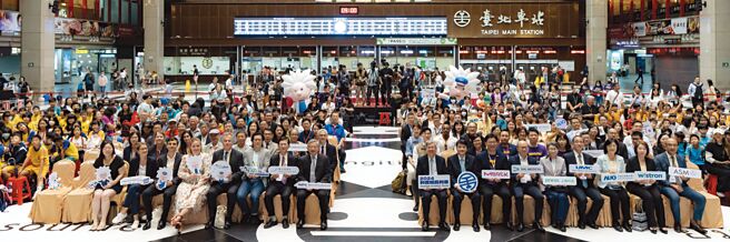 前副总统陈建仁、国科会主委吴诚文、臺铁副总经理赖兴隆、数发部部长黄彦男、五国驻臺代表及赞助单位贵宾蒞临。图／业者提供