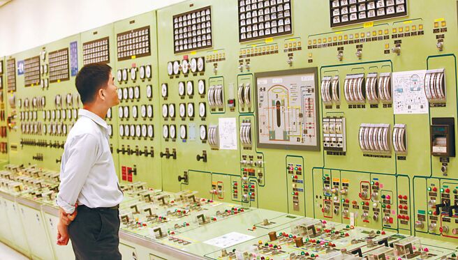 行政院长卓荣泰接受外媒访问，谈到将要求台电确保已除役核电厂的员工留任。图为台电员工在核二控制室监控核电厂运作情形。（本报资料照片）