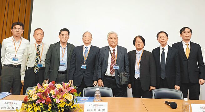 台灣法學基金會舉辦研討會，前最高法院院長吳燦（右三）認為近年最高法院撤銷率驟降，就是刑訴法380條擴大解讀，將「無害瑕疵原則」發揮淋漓盡致的結果。（台灣法學基金會提供）