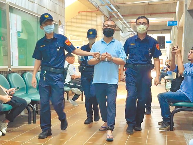 前刑事局警政監林明佐被控擔任台中市刑大大隊長期間，洩密給九州博弈集團，收受集團總裁陳政谷（右二）贈送要價258萬元的麥卡倫威士忌，陳21日出庭表示，是朋友間單純餽贈。（潘虹恩攝）（飲酒過量 有礙健康）