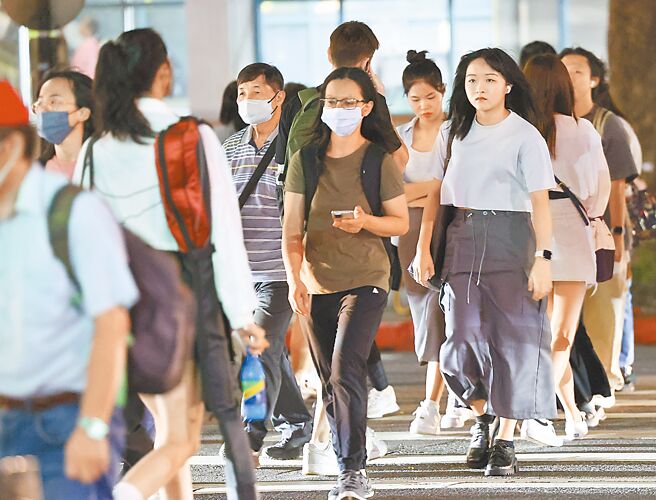 国泰金21日公布10月国民经济信心调查显示，超过6成民眾都认为，未来半年加薪无望。示意图为民眾上下班情形，非新闻当事人。（本报资料照片）