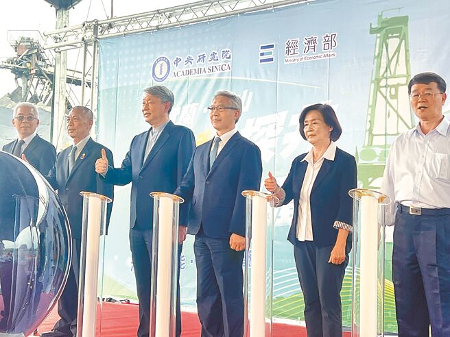政府21日于宜兰员山举行首座深层地热探测井开钻典礼，经济部长郭智辉（左三）、中研院长廖俊智（右三）、宜兰县长林姿妙（右二）出席。（王玉树摄）