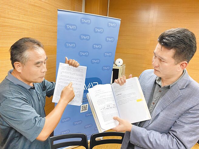 文明人權協會理事長張凱鈞（右）、家屬代表范銘浚（左）質疑台鐵將問題簡化為人為疏失推卸給基層。（陳祐誠攝）