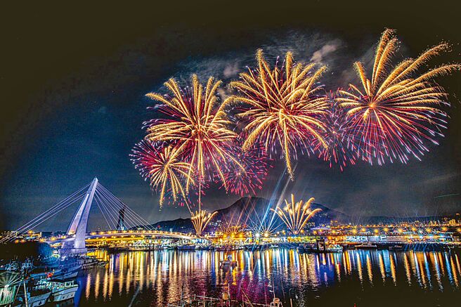 新北市漁業處8月9日至9月8日舉辦「淡水漁人碼頭仲夏繽紛樂」，開閉幕煙火秀活動當天各有約6萬人進場。（新北市漁業處提供／陳慰慈新北傳真）