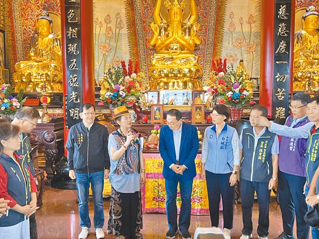 新北市長侯友宜（右五）21日到汐止金龍山北峰寺參拜，向觀世音菩薩祈求汐止人最關心的捷運工程順利。（王揚傑攝）