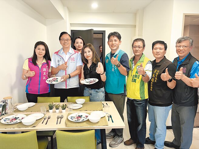 桃園市中壢區第1件公辦都更社宅「中興巷社宅」，桃園市長張善政（左二）21日前往「開箱」表示，保留10％名額開放護理人員申請，盼增加桃園市醫護量能。（廖姮玥攝）