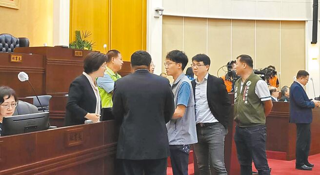 彰化县议员洪子超（右三）21日在议会定期会中提案变更议程，将彰化火化场专案报告议程提前，但经协商，议程仍维持在11月5日。（叶静美摄）