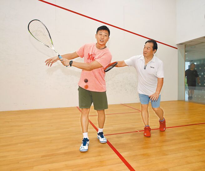 阻挡犯规／击出球后，必须让给对手足够的空间回击球，如果没有让出空间，接球者只需要做出准备动作，并停止挥击就可由裁判判定阻挡犯规，接球者得分；如果双方跟球的距离还有两步的空间，则会判这一分重打；如果双方跟球的距离有两步以上的空间，裁判会认定这一分接球者失分。（刘宗龙摄）