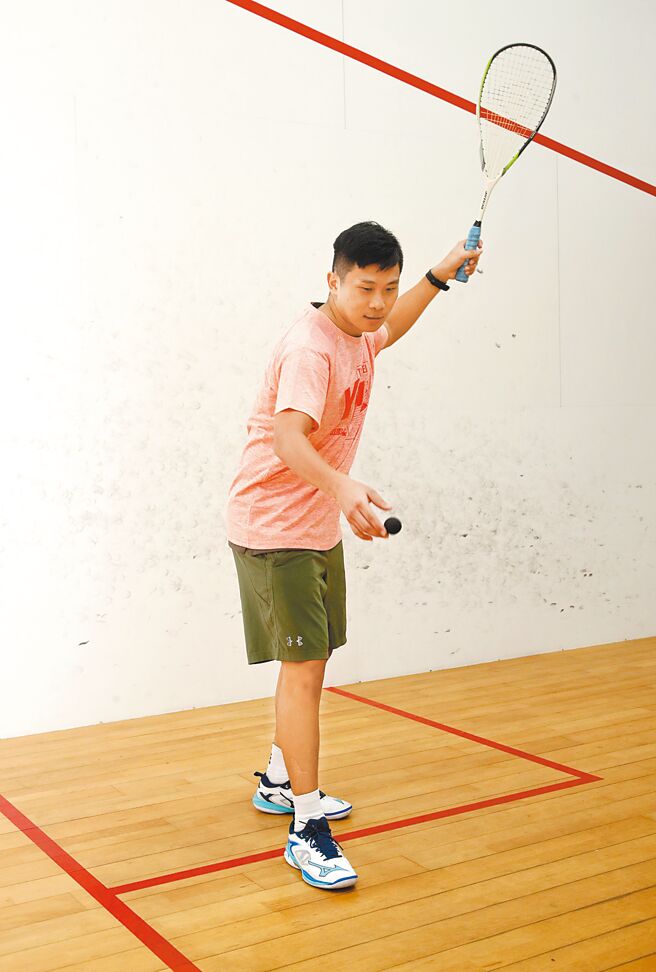 发球站位／发球时，发球者需要有一只脚当轴心脚，并站在发球格内不踩到线的状况击出球，而另一只脚是可以自由站在任一处。（刘宗龙摄）