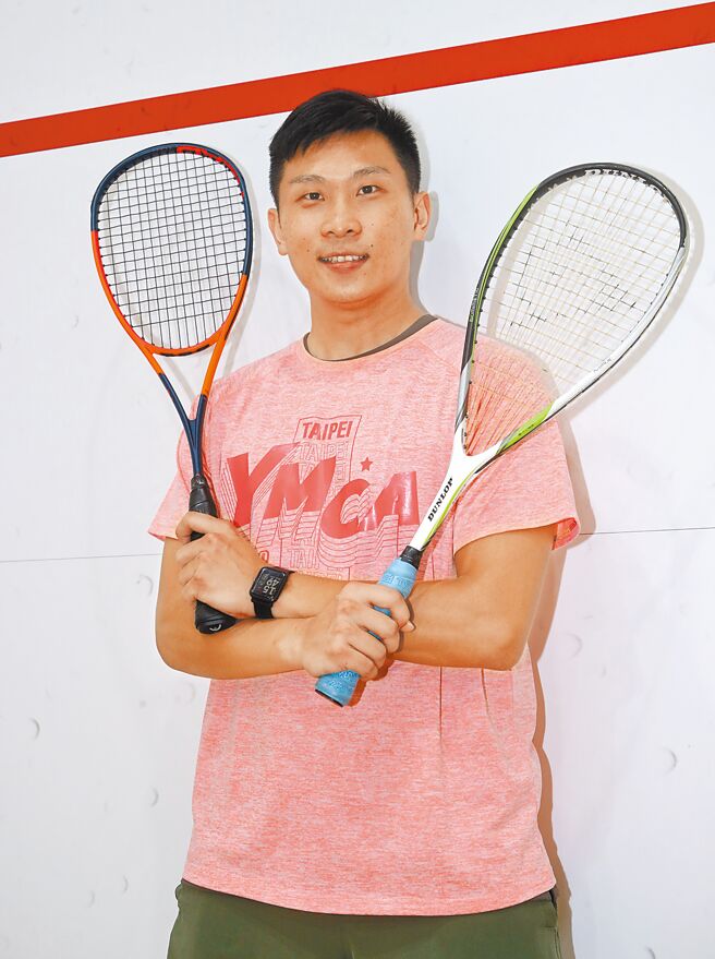 两种拍型／水滴型，回击球的力量较大。椭圆型，回击球的控制较好。目前市售球拍重量约在110g至180g，其重量会分布在球拍的握把端、拍头及中间，握把端的球拍控球变化较灵活，拍头重的球拍威力较好，中间的球拍则是前两者各半，因此选拍时可以针对自己喜欢的球风选择。（刘宗龙摄）