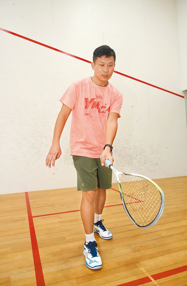 正拍／1.将双手张开举高、2.在腰部及膝盖的高度之间击到球、3.击球之后顺势往目标方向摆臂。（刘宗龙摄）