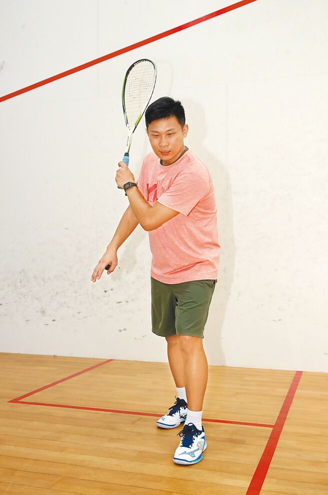 反拍／1.双手交叉举高、2.在腰部及膝盖的高度之间击到球、3.击球后顺势往目标方向摆臂。此外，因为壁球弹性较差，因此反弹高度多半落在腰部及膝盖之间，有时甚至会更低，只要在球不再落地第二次前击出球即可。（刘宗龙摄）