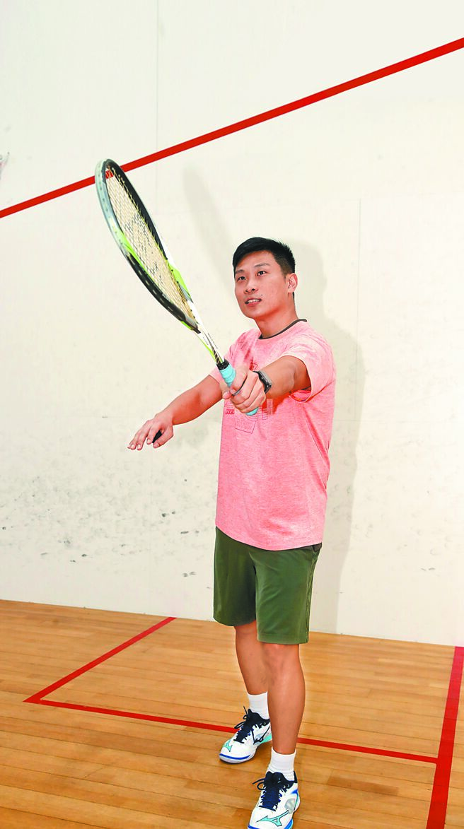 截击／准备动作与正拍反拍都一样，只是截击球是让球在还没落地之前回击，通常击到球的高度都会在胸部以上居多，击球后顺势往目标方向摆臂。（刘宗龙摄）