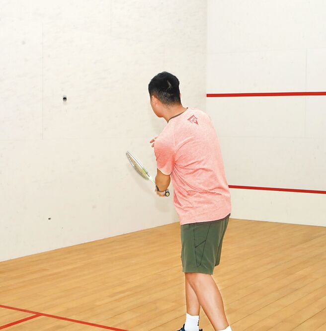 侧墙球／侧墙球算是壁球特色之一，一般持拍类运动，如网球、羽球、桌球及壁球都有四种球路：1.直线球、2.斜线球、3.短球、4.吊高球。而壁球多一种球路是侧墙球，击出球后先让球碰触侧边的墙壁，再反弹至前墙即是。（刘宗龙摄）