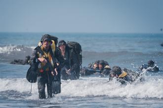 【兩棲偵搜大隊綜合考驗週】武裝泅渡 挑戰極限鍛鑄戰力