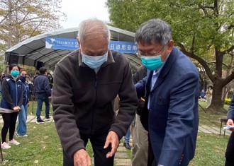 柯文哲11年前風光從政父親當時吐一句 他搖頭：或許柯爸是對的