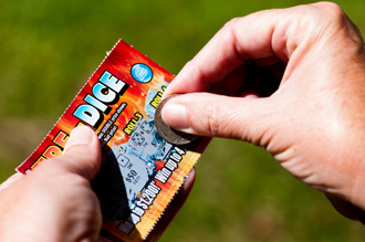 快銷假上班！他「支援收銀」 順手買刮刮樂 爽中3000萬