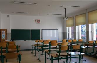 學生坐桌上被「推一把」糾正摔斷手    老師下場超慘