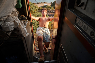 少年挂火车外爽跳扭臀舞 下秒悲剧了！猛撞水泥柱人喷飞