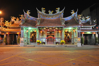 兒扮金童玉女拿「奠」字燈龍合照媽祖 母遭狂轟急刪文