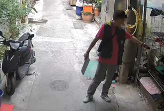 環保局稽查「手電筒狂閃燈照狗」！飼主怒PO影片 網：吃飽太閒？