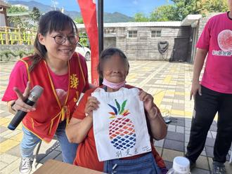 為七旬嬤圓夢 華山基金會邀獨老彩繪帆布包