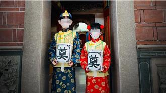 金童玉女捧「奠」字燈籠赴廟拍照 母上午道歉下午告網友