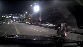 芦洲男未戴安全帽拒拦查！蛇行狂飙撞警车只因「用假牌」