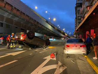 休旅車擦撞路邊轎車「烏龜翻」 下班車潮塞爆！竟是酒駕釀禍
